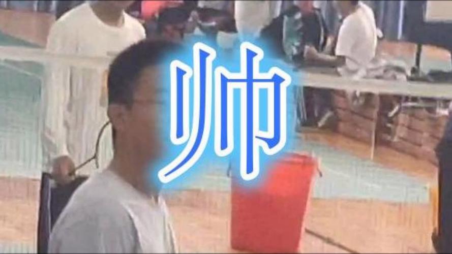 震惊他竟然在公众场合做出这种事情